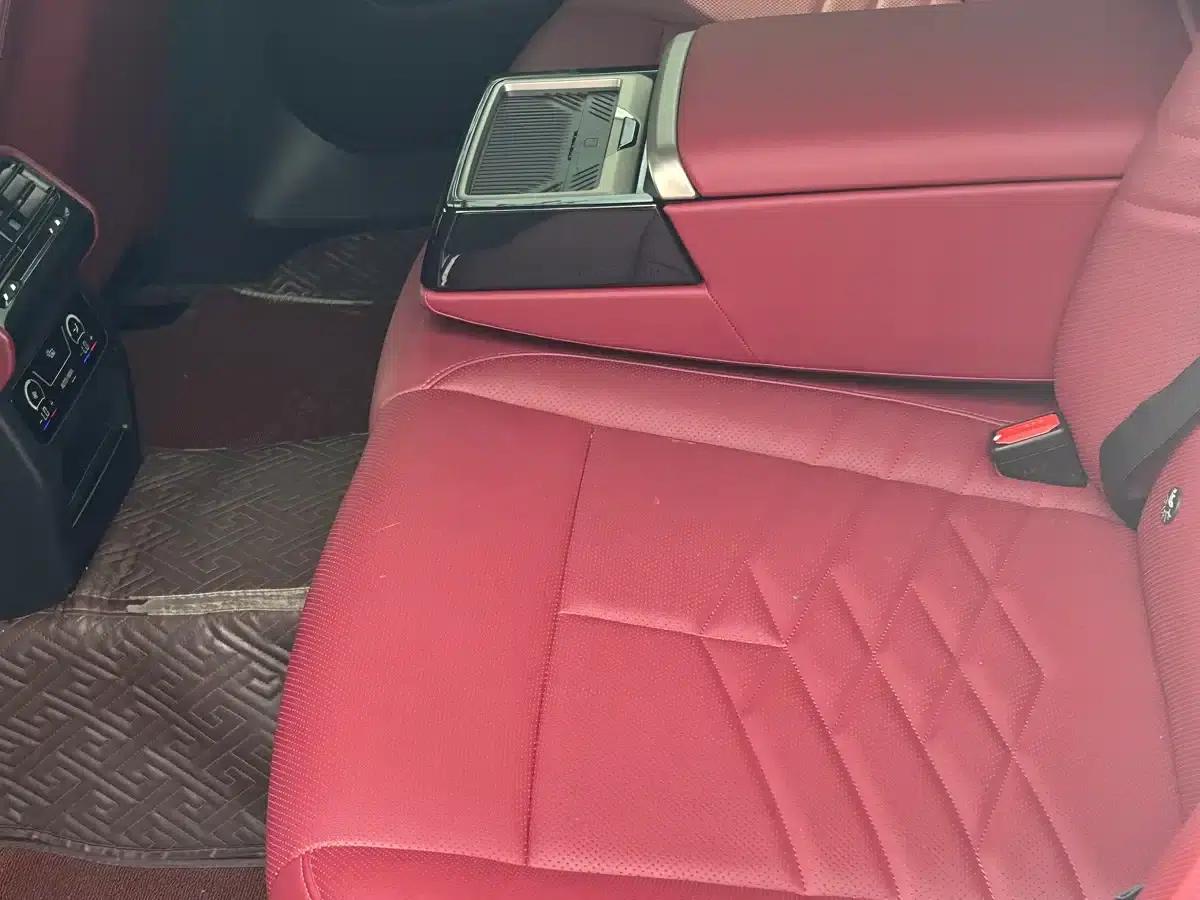 2025 BMW 5 Series 530Li Luxury M Sport Package — миниатюра 6