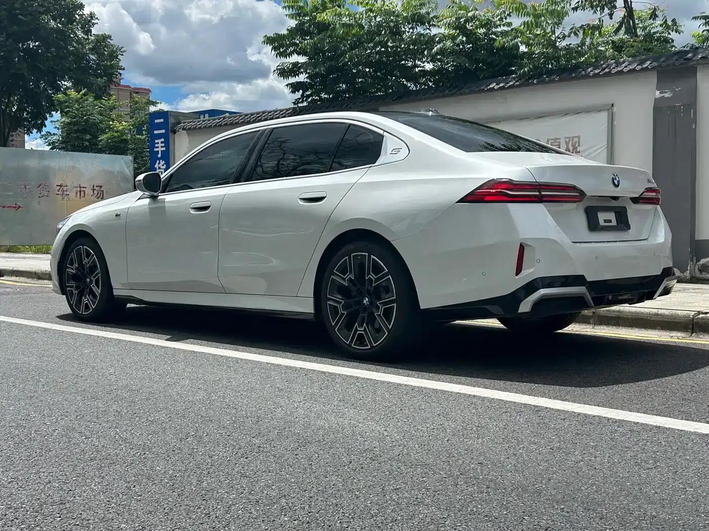 2025 BMW 5 Series 530Li Luxury M Sport Package — миниатюра 8