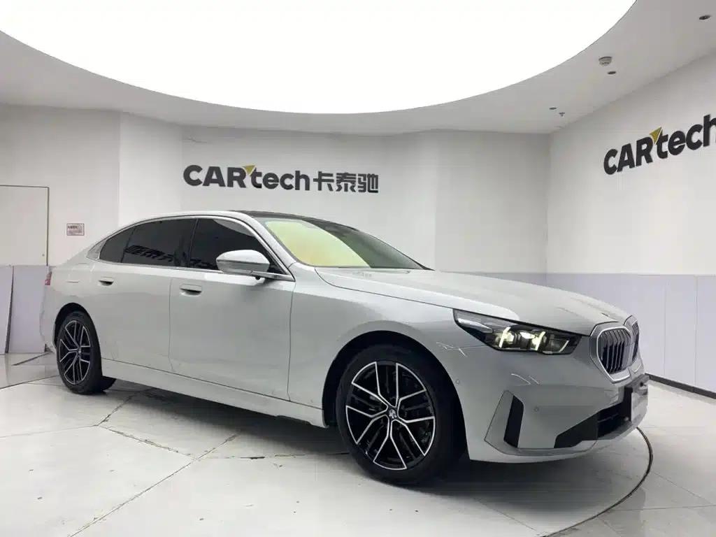 2024 BMW 5 Series 525Li Luxury Package — миниатюра 2
