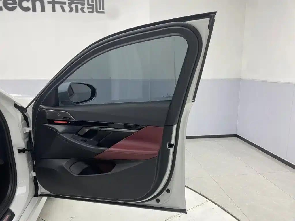 2024 BMW 5 Series 525Li Luxury Package — миниатюра 16