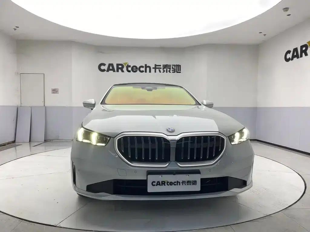 2024 BMW 5 Series 525Li Luxury Package — миниатюра 3
