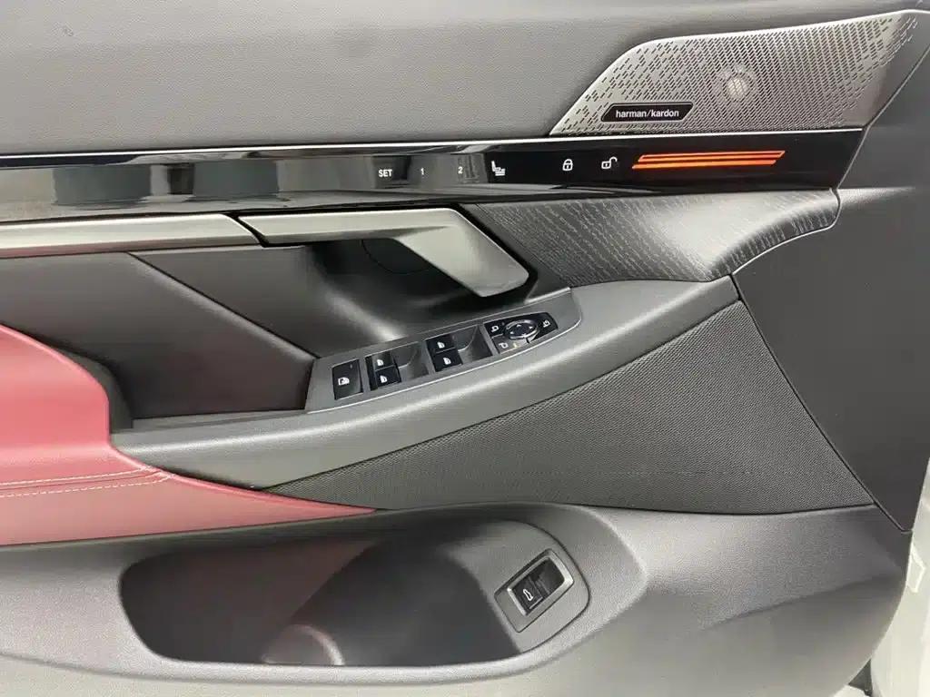 2024 BMW 5 Series 525Li Luxury Package — миниатюра 24