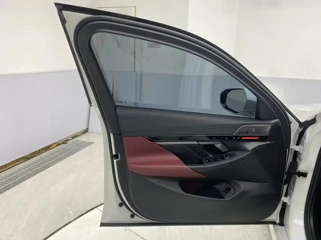 2024 BMW 5 Series 525Li Luxury Package — миниатюра 25