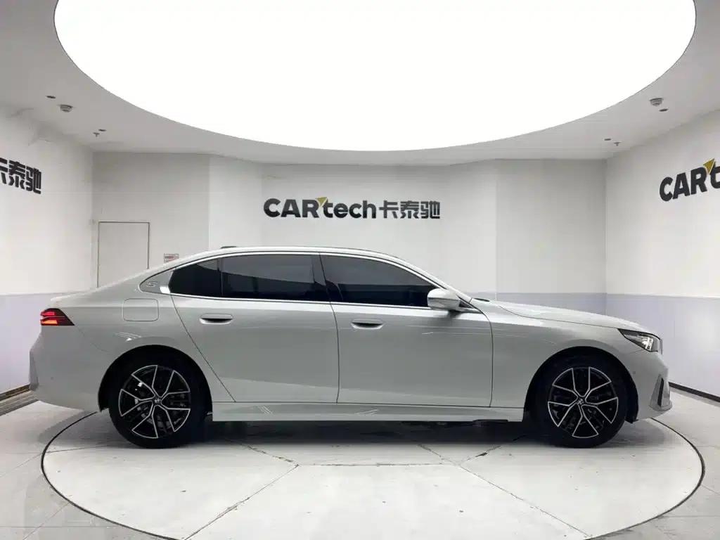 2024 BMW 5 Series 525Li Luxury Package — миниатюра 4