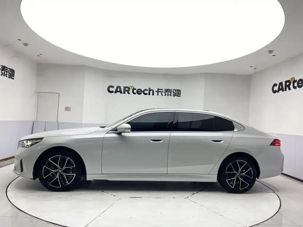 2024 BMW 5 Series 525Li Luxury Package — миниатюра 8