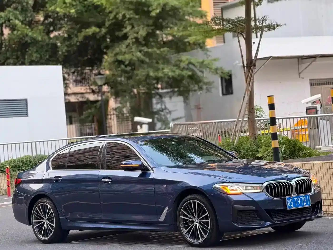 2021 BMW 5 Series 530Li Leading Edition M Sport Package — миниатюра 1