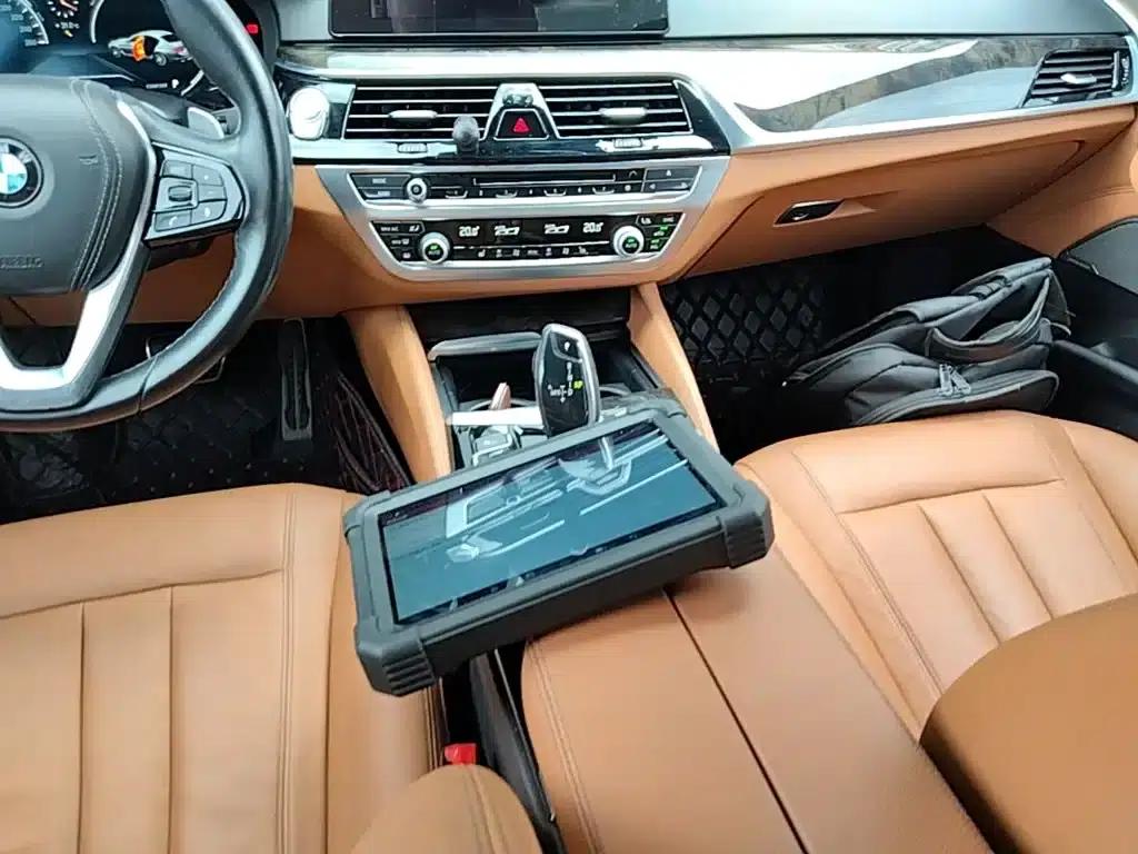 2018 BMW 5 Series 530Li Leading Edition M Sport Package — миниатюра 14