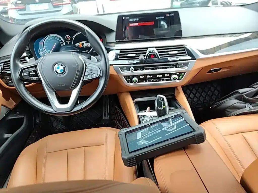 2018 BMW 5 Series 530Li Leading Edition M Sport Package — миниатюра 10