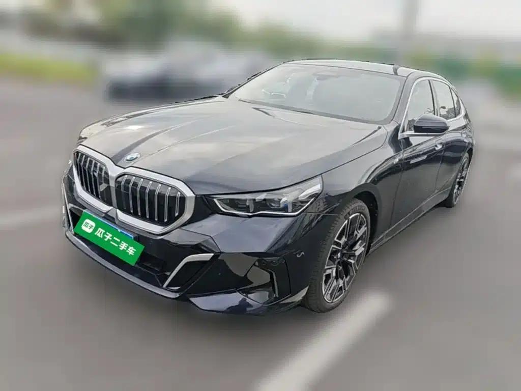 2025 BMW 5 Series 530Li Luxury M Sport Package — миниатюра 1