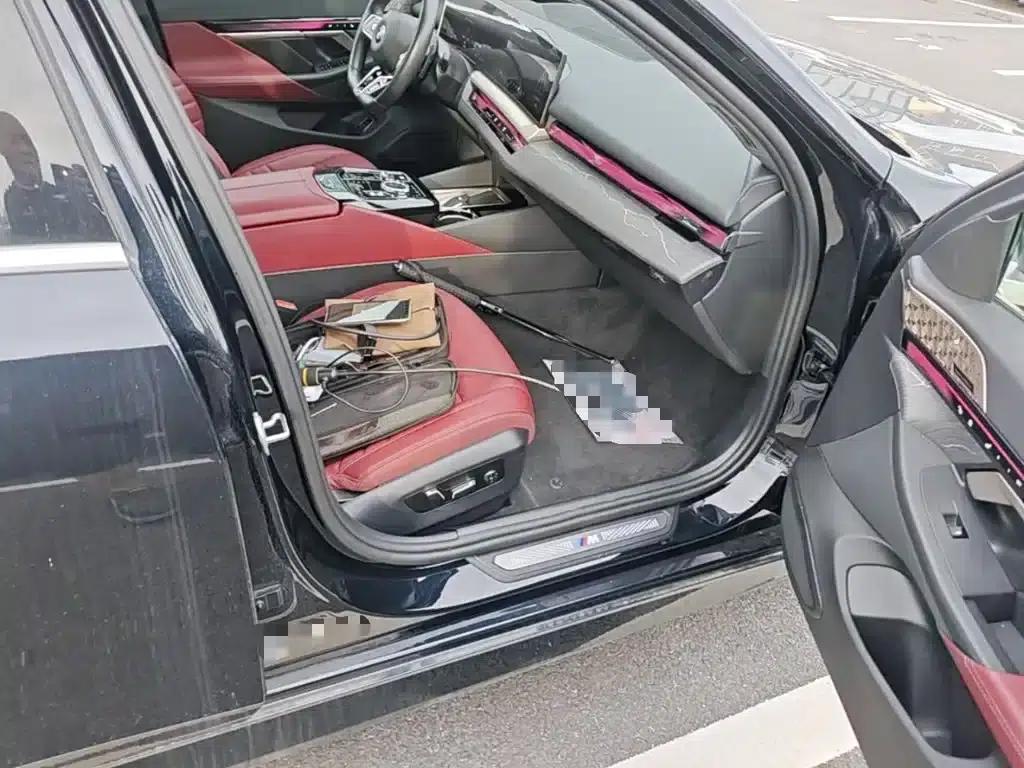 2025 BMW 5 Series 530Li Luxury M Sport Package — миниатюра 11