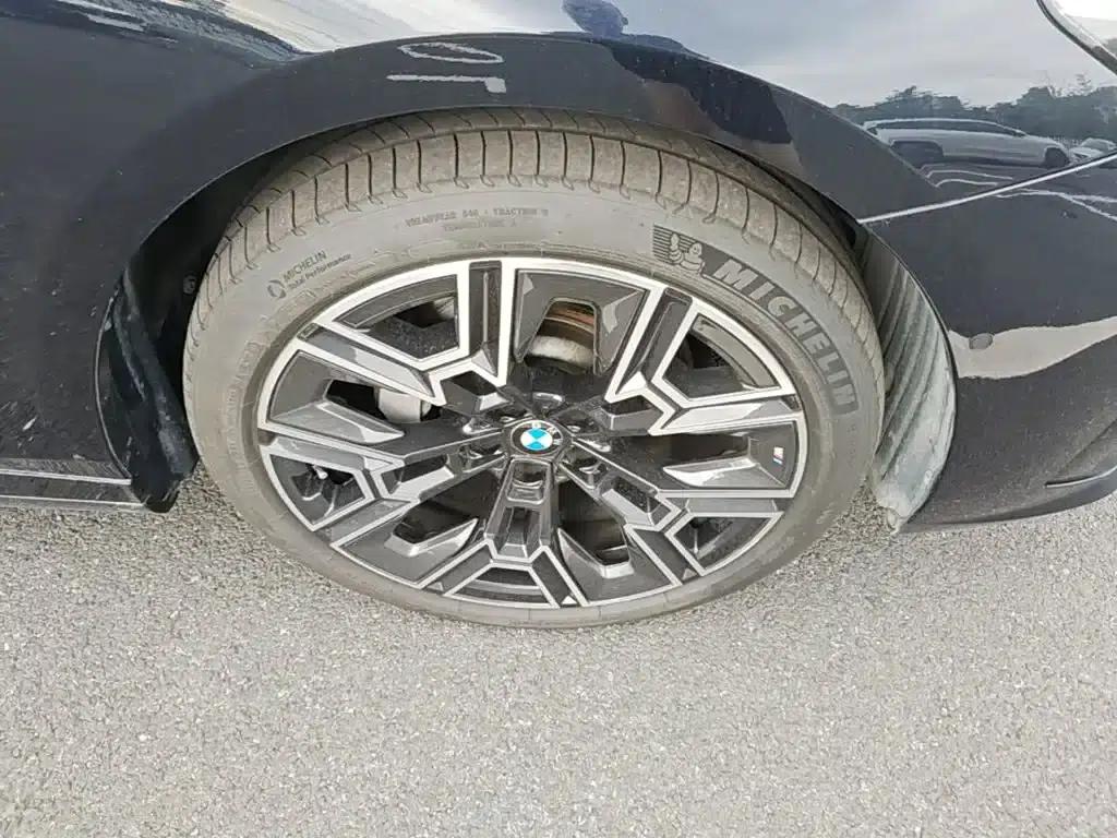 2025 BMW 5 Series 530Li Luxury M Sport Package — миниатюра 14