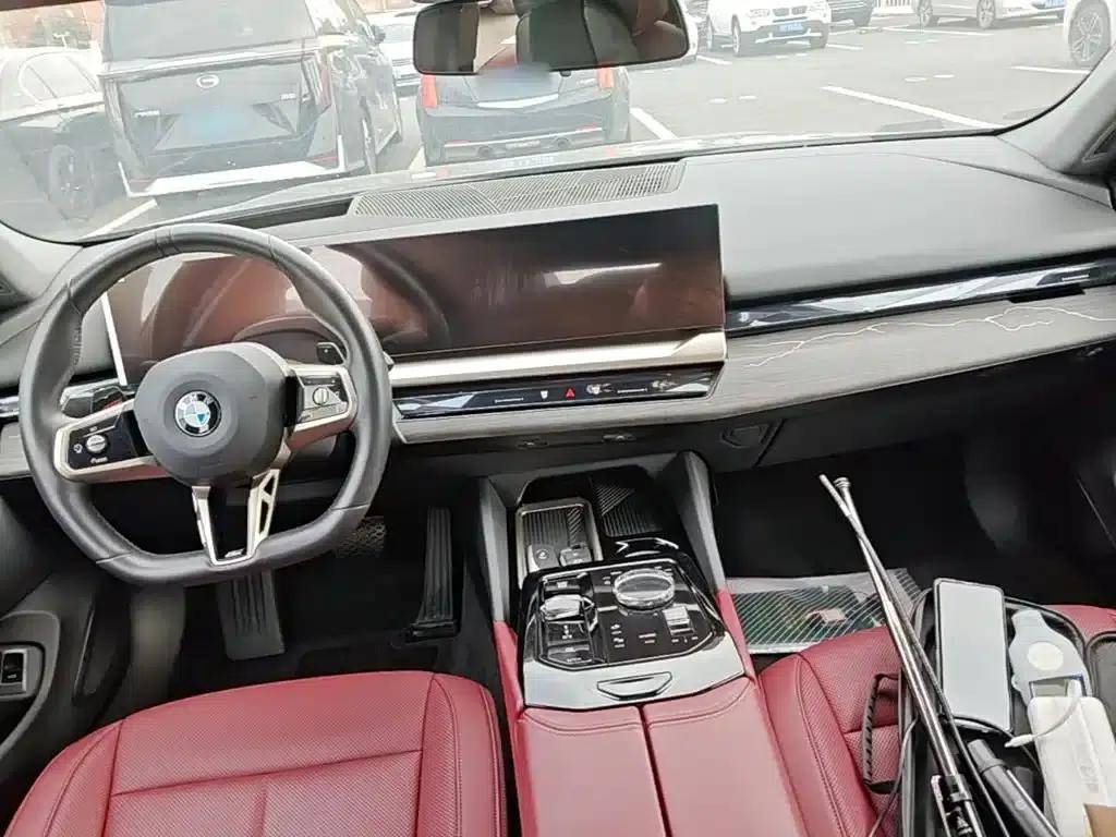 2025 BMW 5 Series 530Li Luxury M Sport Package — миниатюра 16