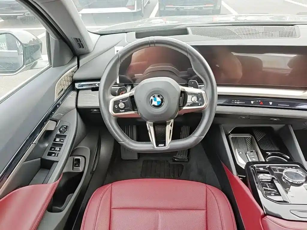 2025 BMW 5 Series 530Li Luxury M Sport Package — миниатюра 17