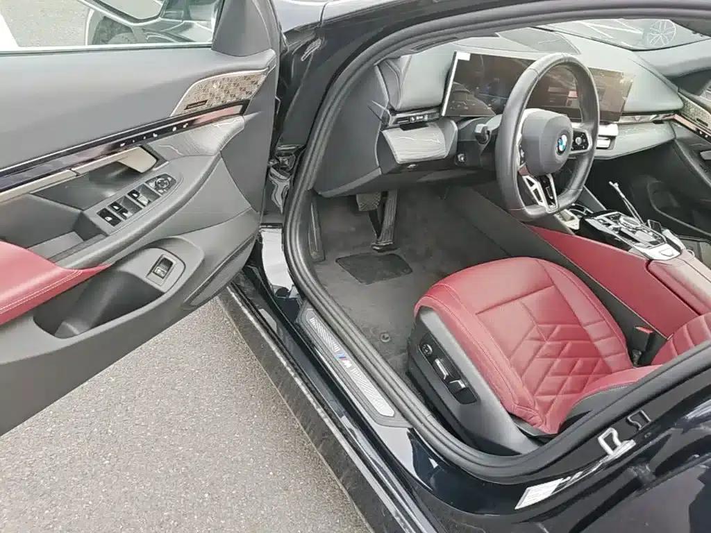 2025 BMW 5 Series 530Li Luxury M Sport Package — миниатюра 23