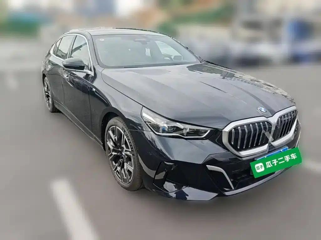 2025 BMW 5 Series 530Li Luxury M Sport Package — миниатюра 7