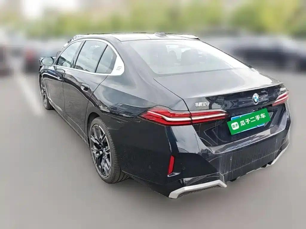 2025 BMW 5 Series 530Li Luxury M Sport Package — миниатюра 9