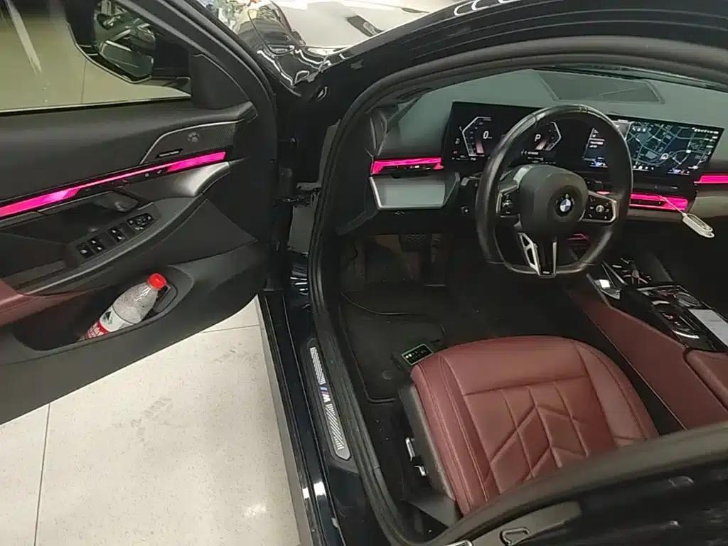 2024 BMW 5 Series 530Li Leading Edition M Sport Package — миниатюра 16