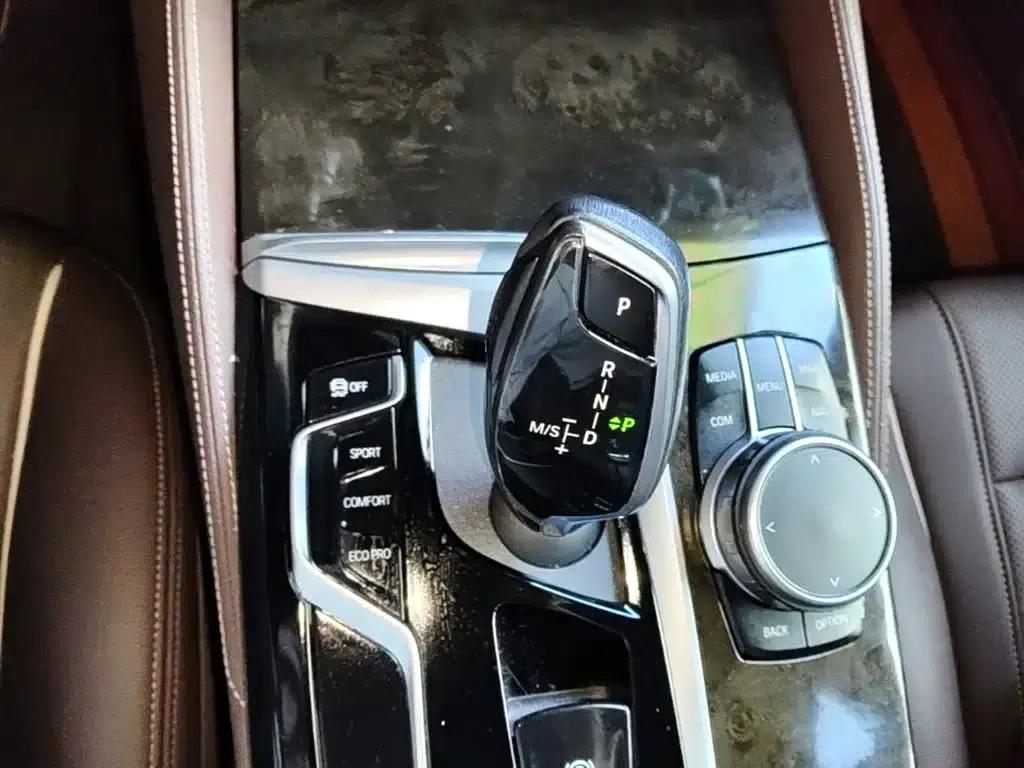 2021 BMW 5 Series 525Li M Sport Package — миниатюра 14