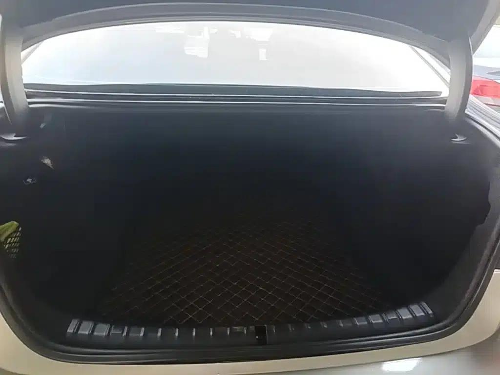 2019 BMW 5 Series 525Li Luxury Package — миниатюра 19