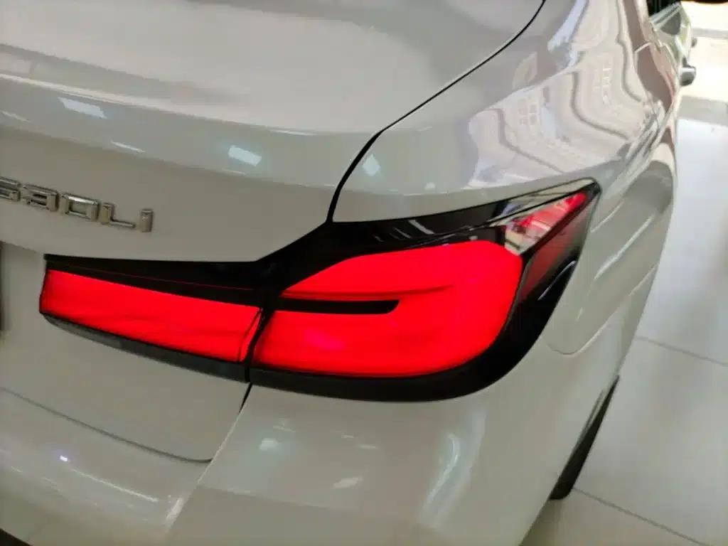 2021 BMW 5 Series 525Li M Sport Package — миниатюра 24