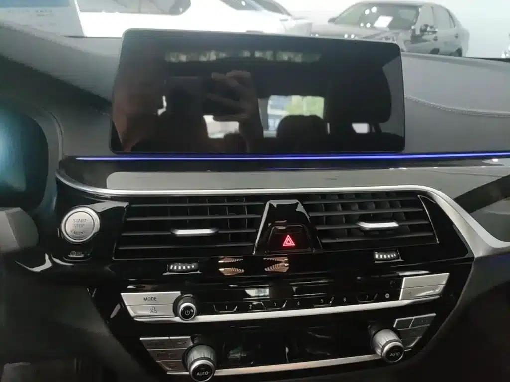 2020 BMW 5 Series 530Li Luxury M Sport Package — миниатюра 13
