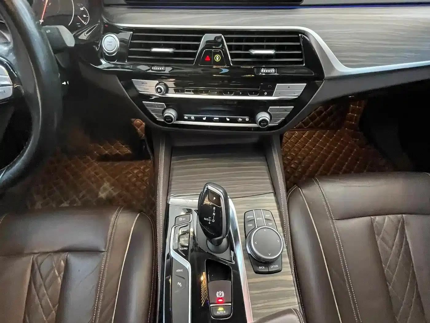 BMW 5 Series PHEV 2019 530Le Luxury Package — миниатюра 7