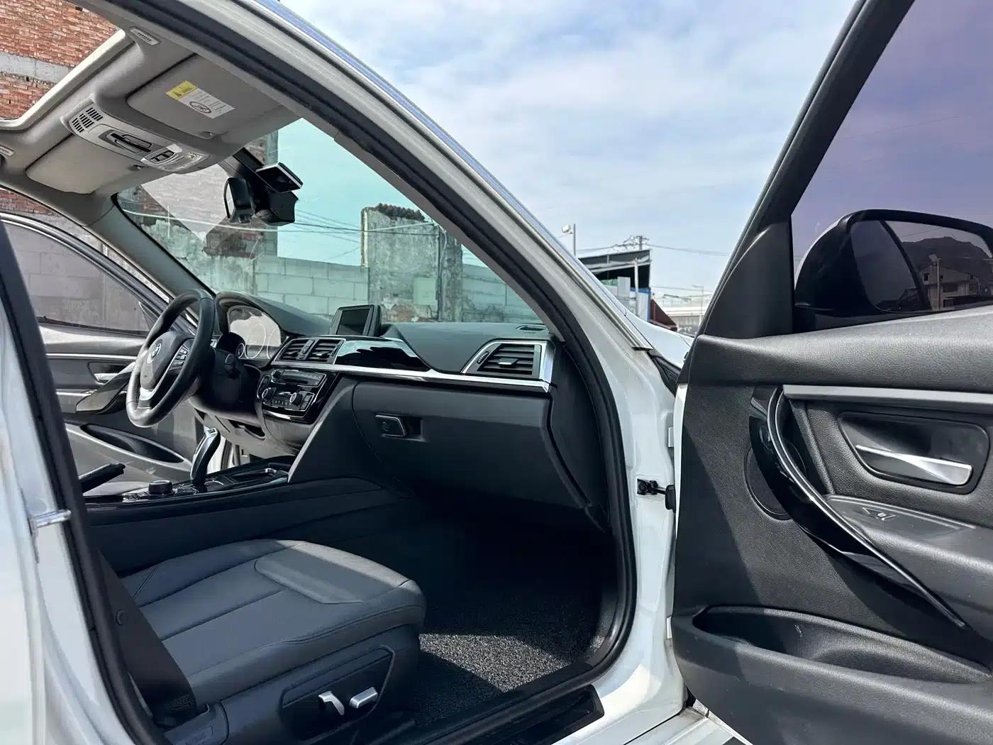 2017 BMW 3 Series 320Li Fashion Edition — миниатюра 12