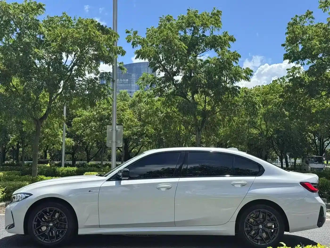2025 BMW 3 Series 330i M Sport Shadow Edition — миниатюра 3
