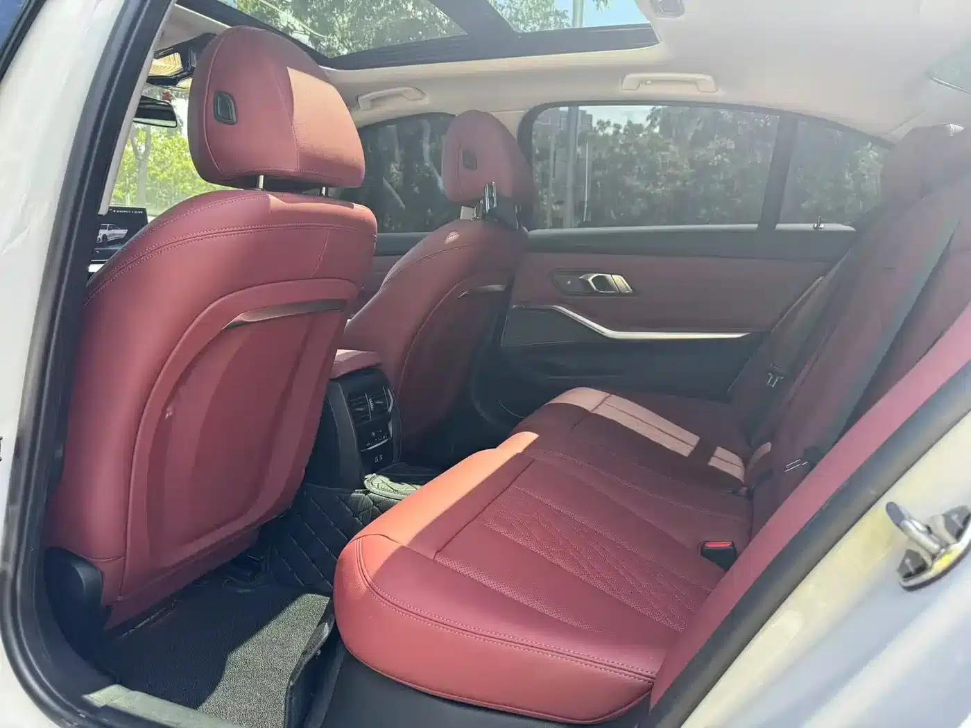 2025 BMW 3 Series 330i M Sport Shadow Edition — миниатюра 9