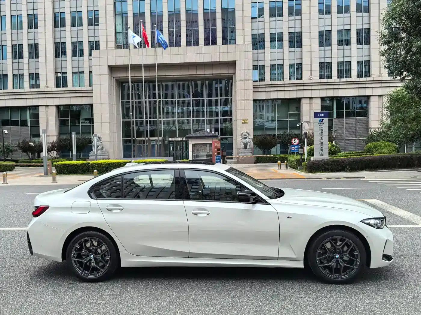 2026 BMW 3 Series 330Li M Sport Shadow Edition — миниатюра 6