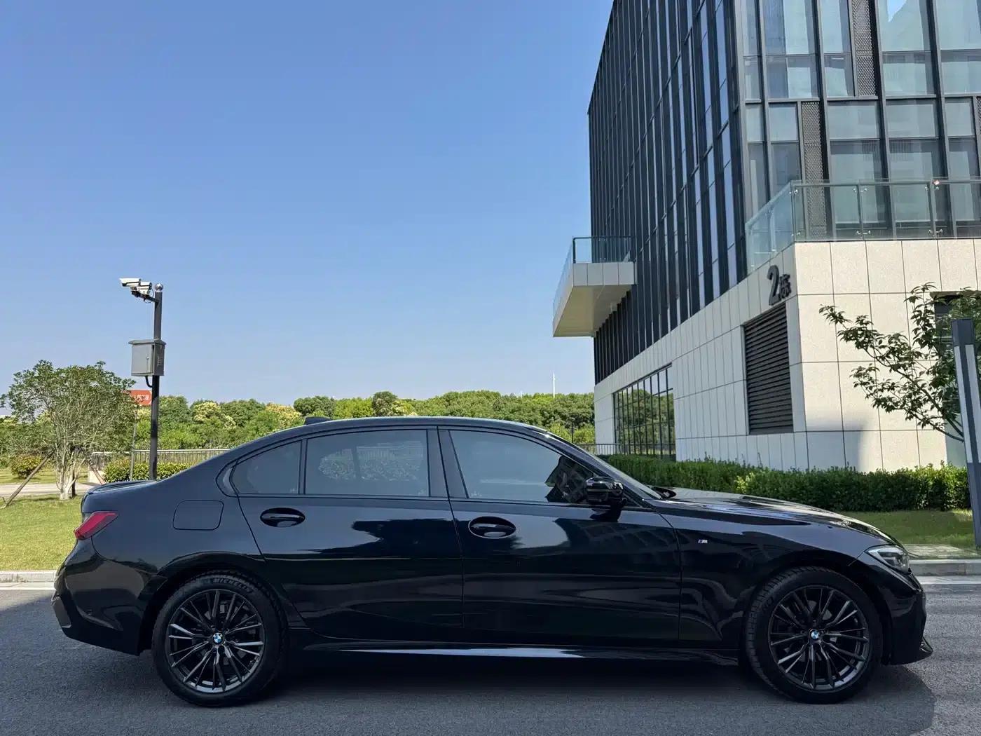 2020 BMW 3 Series 325Li M Sport Shadow Edition — миниатюра 4