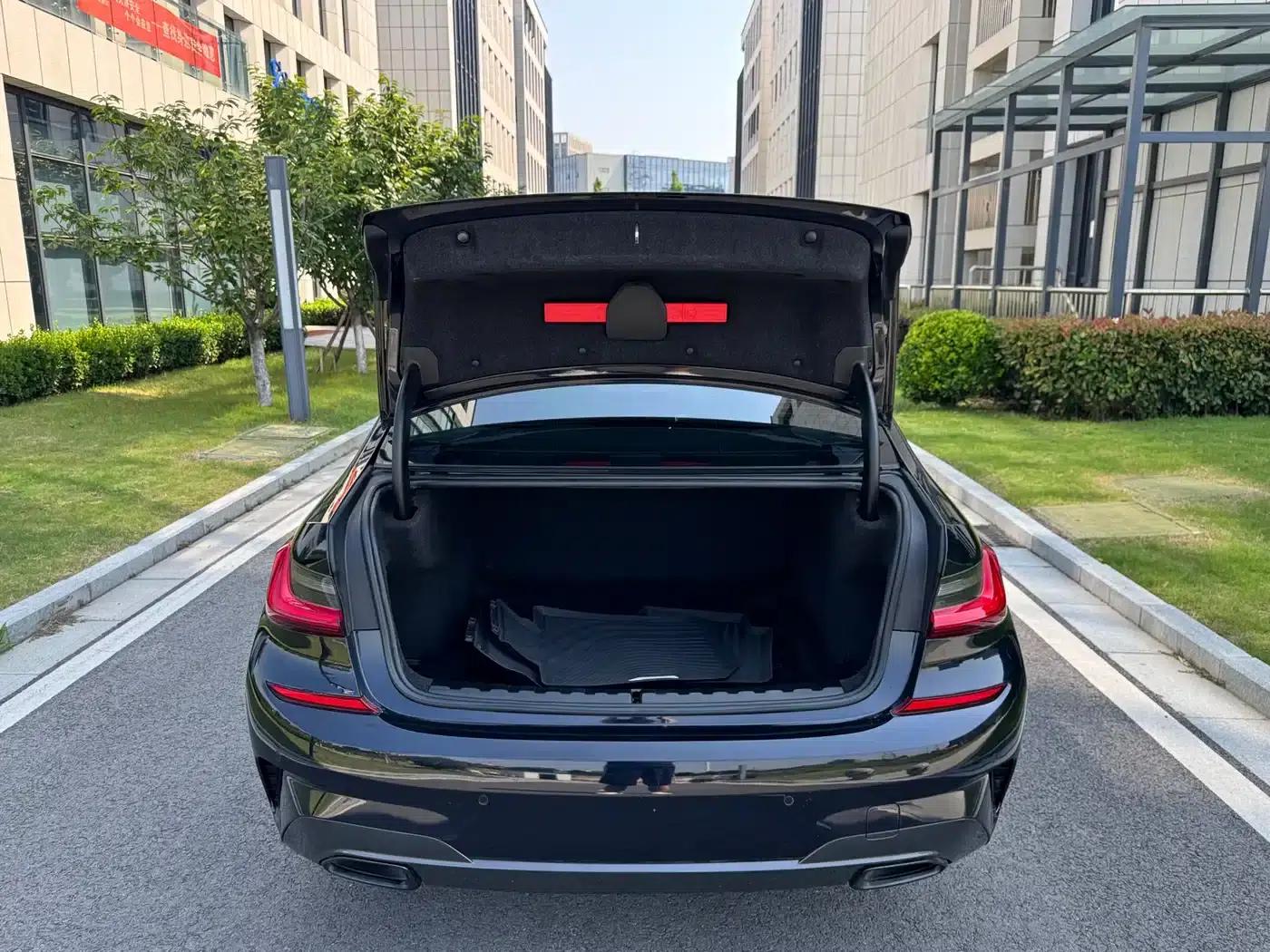 2020 BMW 3 Series 325Li M Sport Shadow Edition — миниатюра 6