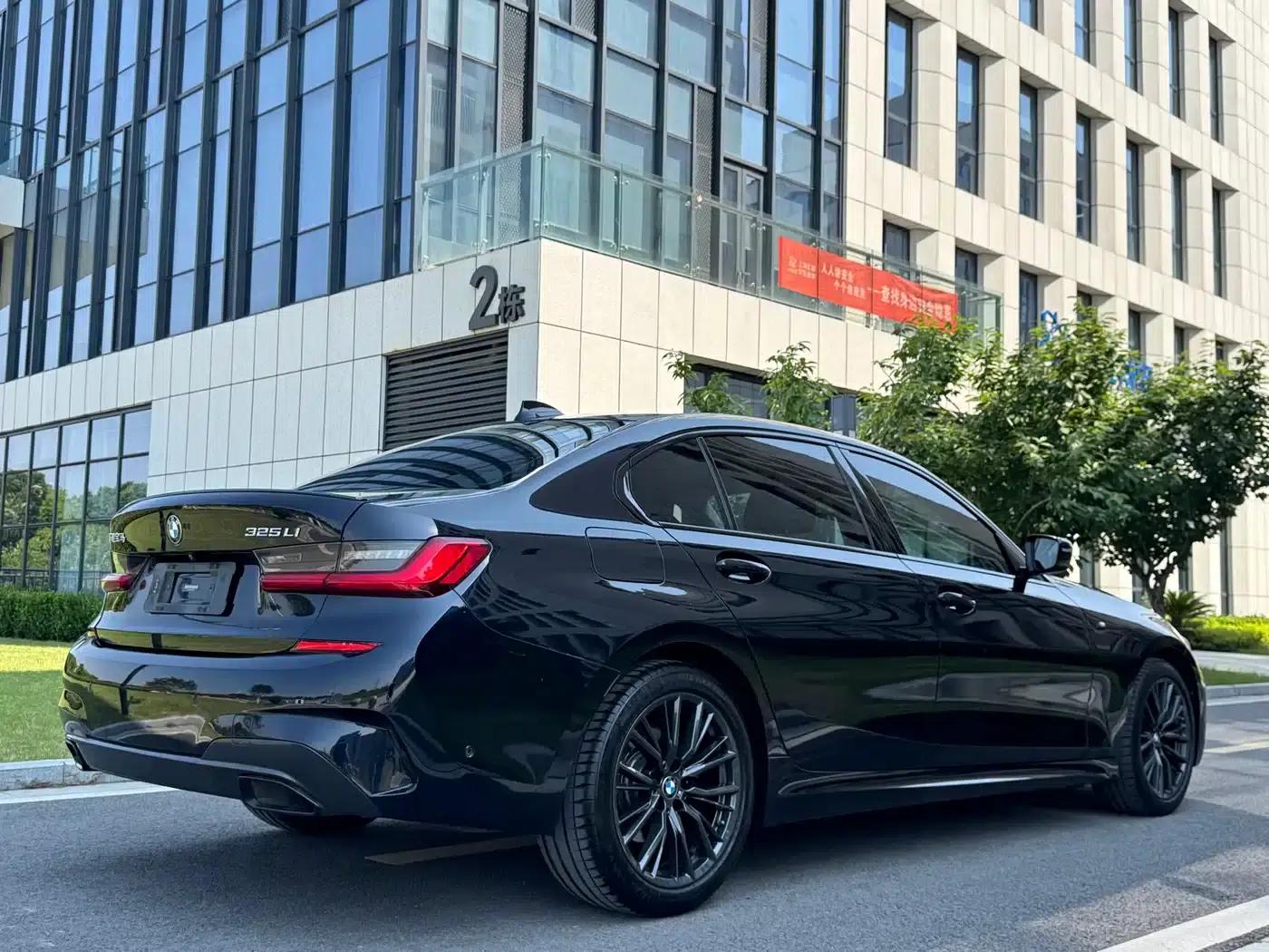 2020 BMW 3 Series 325Li M Sport Shadow Edition — миниатюра 7