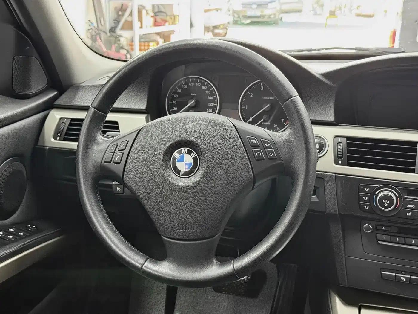 2010 BMW 3 Series Imported Model 320i Luxury — миниатюра 10