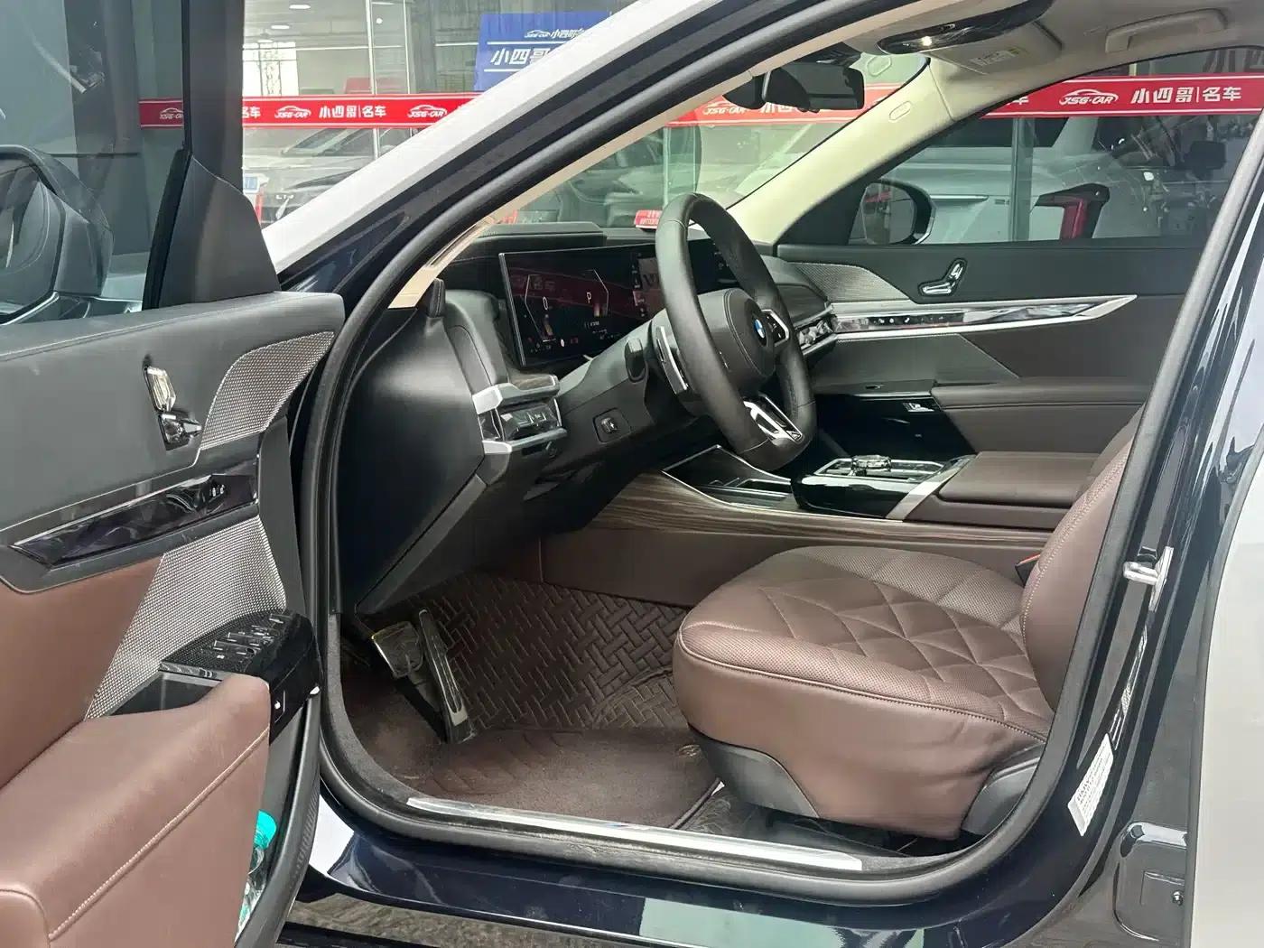 2023 BMW 7 Series 735Li M Sport Package — миниатюра 4