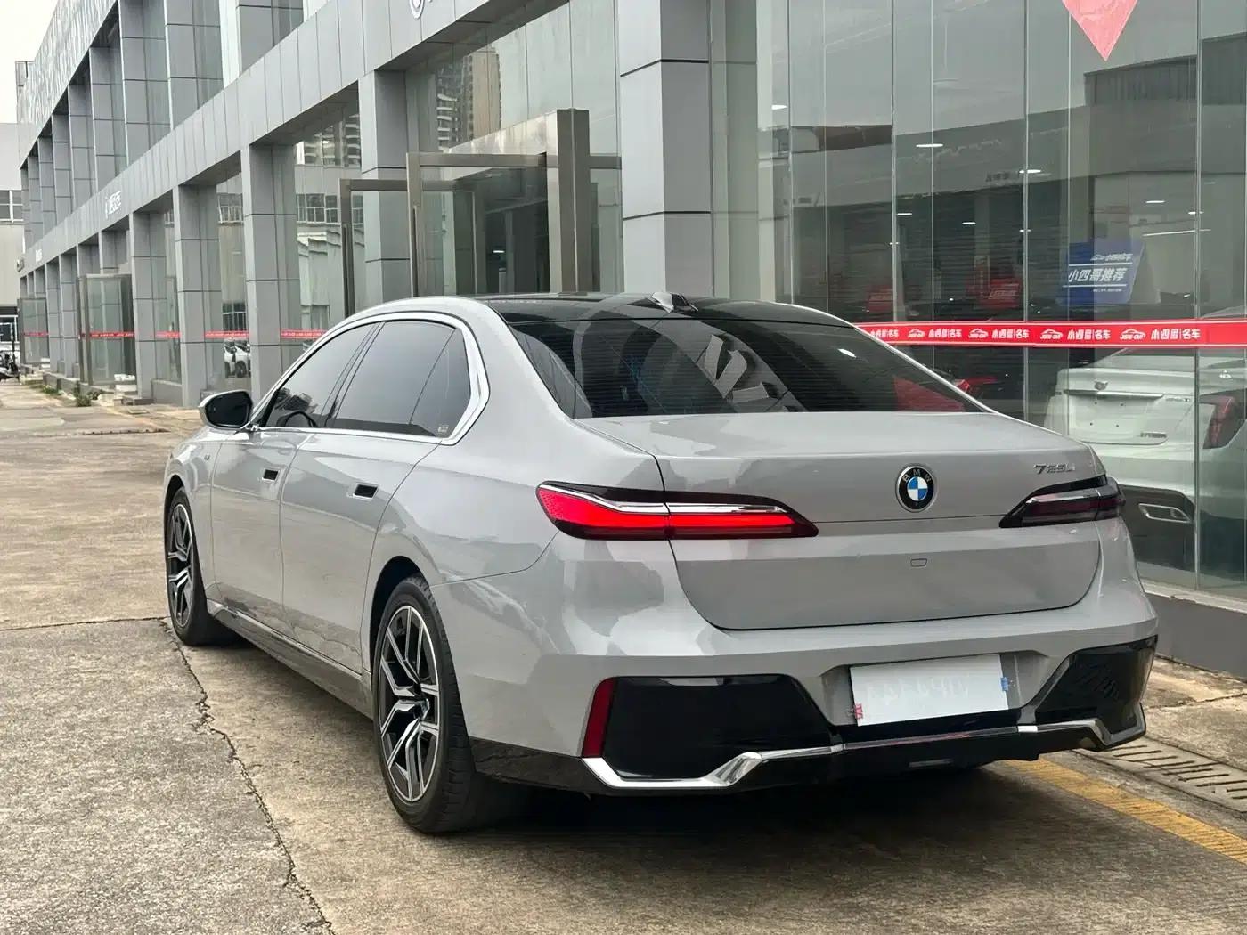 2023 BMW 7 Series 735Li M Sport Package — миниатюра 8