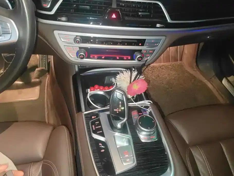 2018 BMW 7 Series 730Li Leading Edition M Sport Package — миниатюра 16