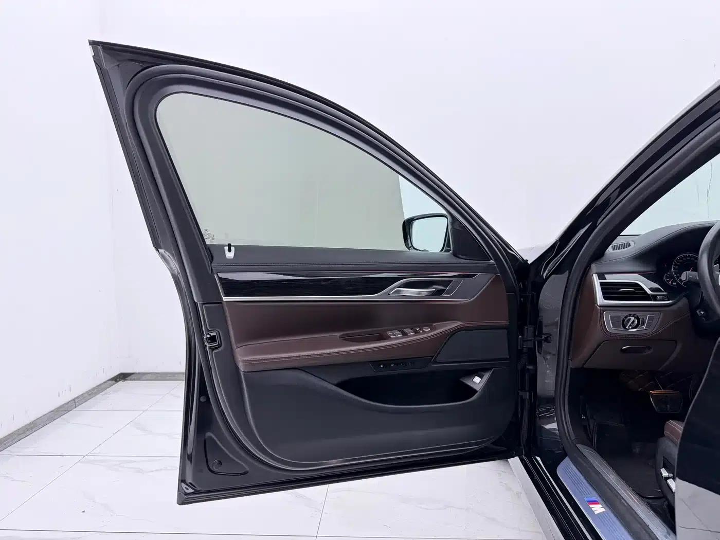 2018 BMW 7 Series 730Li Leading Edition M Sport Package — миниатюра 8