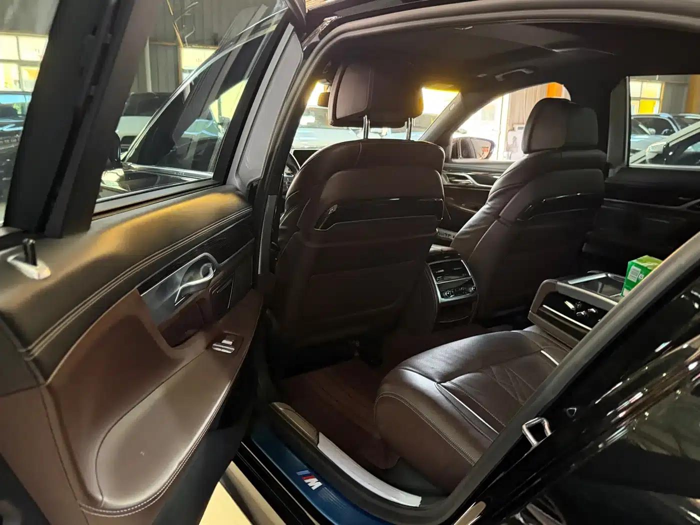 2019 BMW 7 Series 730Li M Sport Package — миниатюра 6