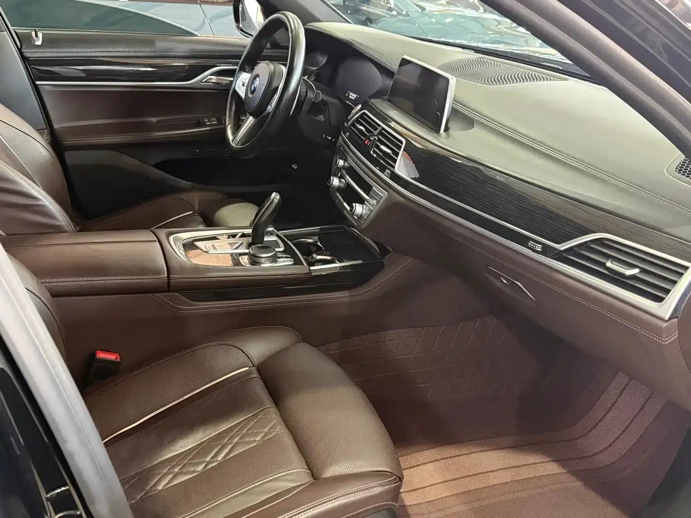 2019 BMW 7 Series 730Li M Sport Package — миниатюра 10