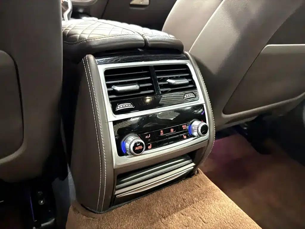 2019 BMW 7 Series Facelift 740Li Leading Edition M Sport Package — миниатюра 20