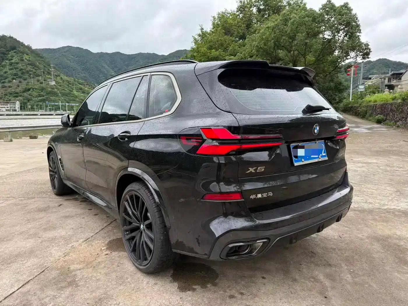 BMW X5 2024 xDrive 40Li Luxury Black Flame Limited Edition — миниатюра 4
