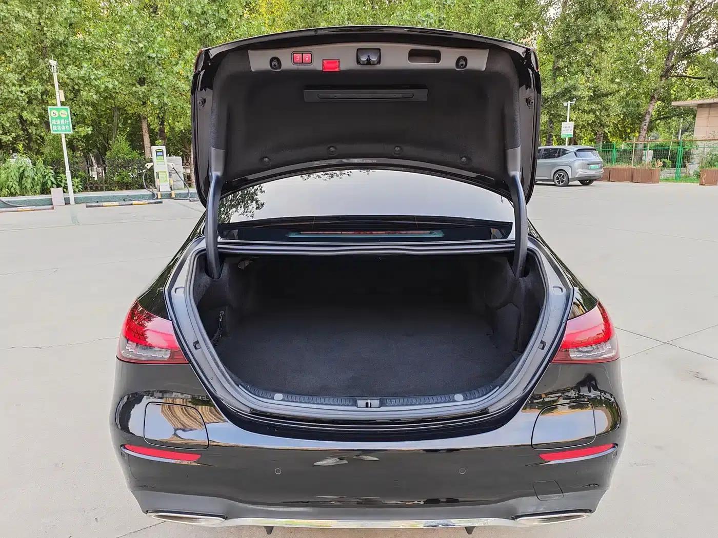 Mercedes-Benz E-Class PHEV 2022 E 350 e L Plug-in Hybrid Sedan — миниатюра 11