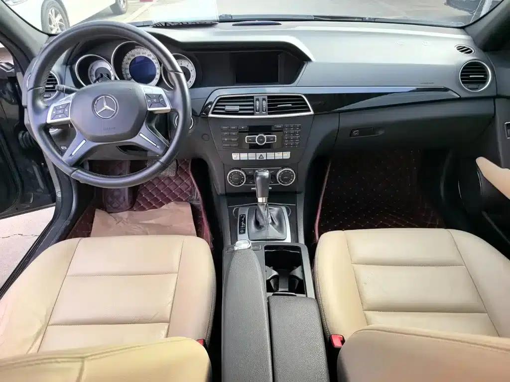 Mercedes-Benz C-Class 2011 C 200 CGI Fashion Model — миниатюра 12