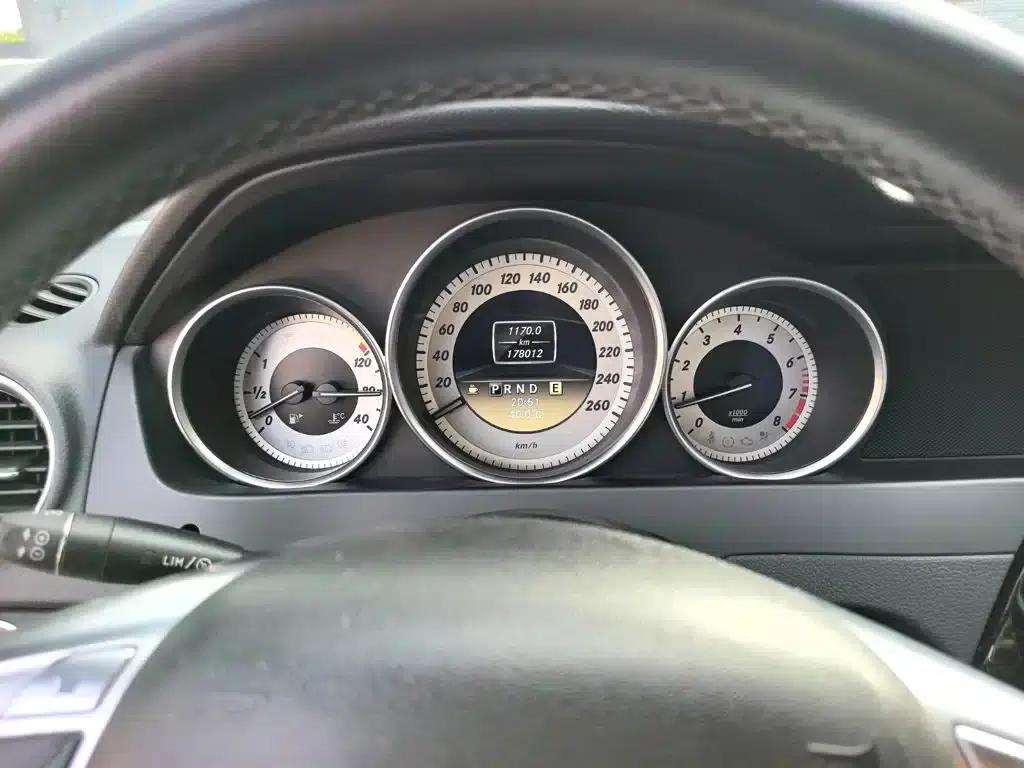 Mercedes-Benz C-Class 2011 C 200 CGI Fashion Model — миниатюра 14