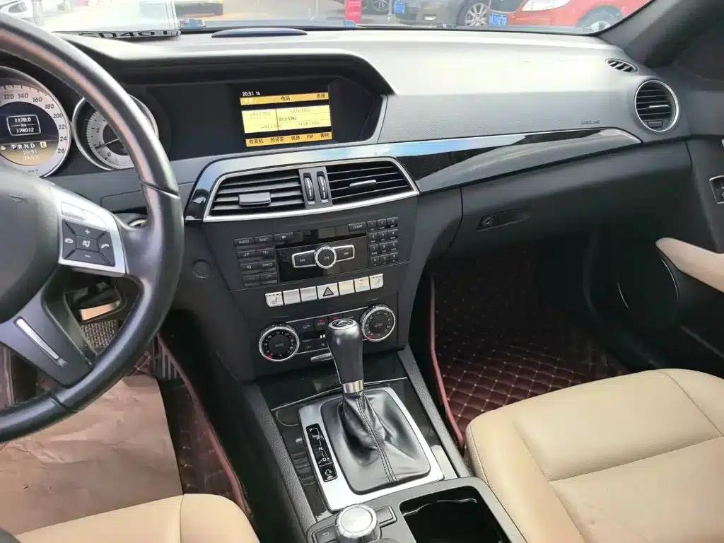 Mercedes-Benz C-Class 2011 C 200 CGI Fashion Model — миниатюра 15