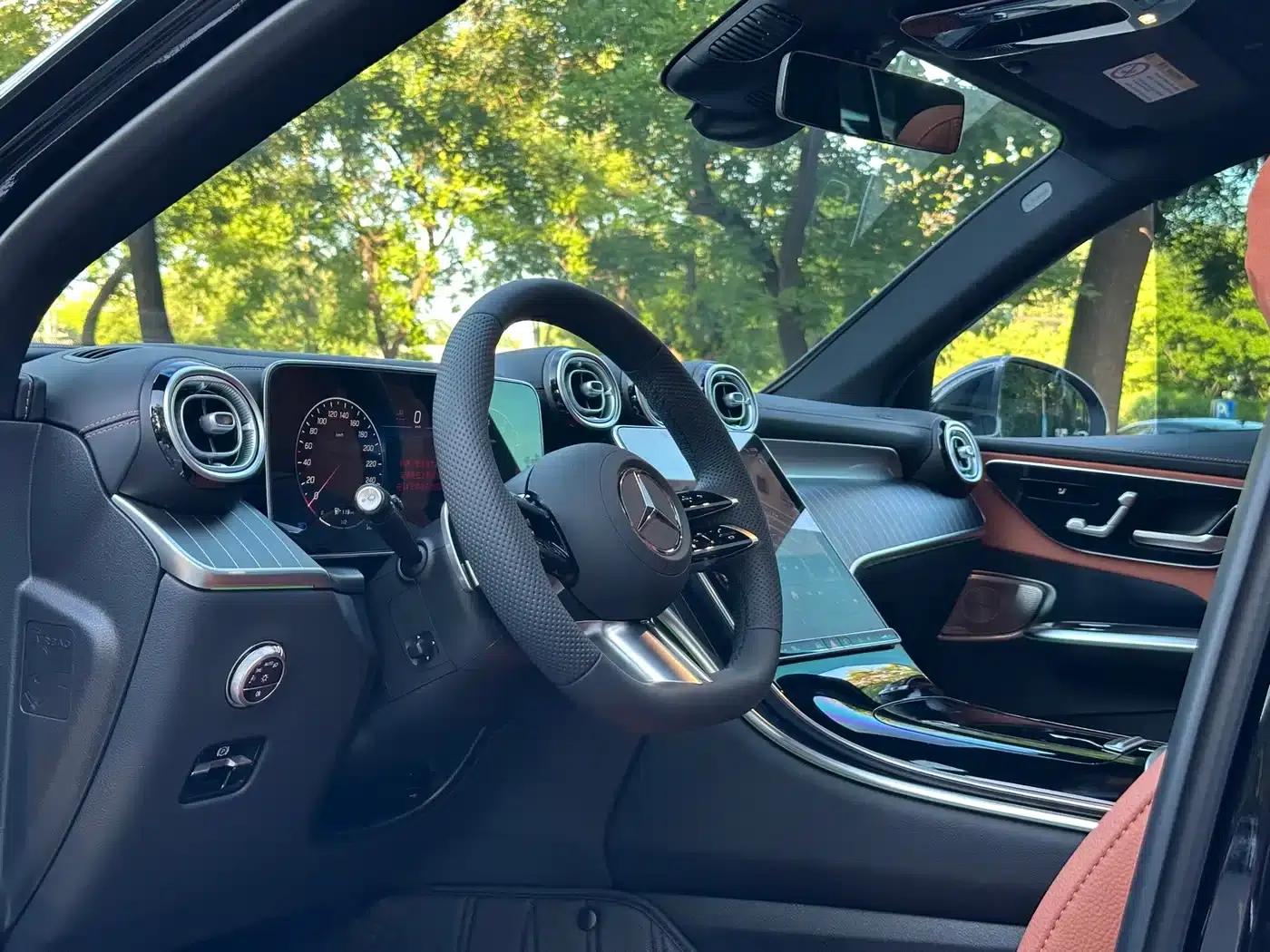 2025 Mercedes-Benz GLC 300 L 4MATIC Luxury 5-seater — миниатюра 3