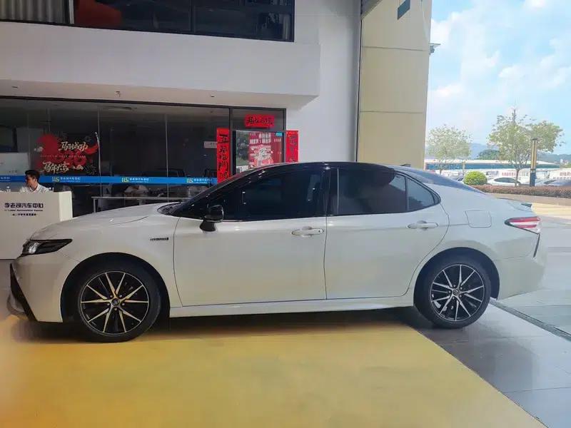 Camry 2021 Hybrid 2.5HS Sport Edition — миниатюра 3