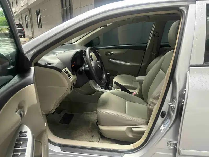 2011 Toyota Corolla 1.6L Manual GL Sunroof Edition — миниатюра 17
