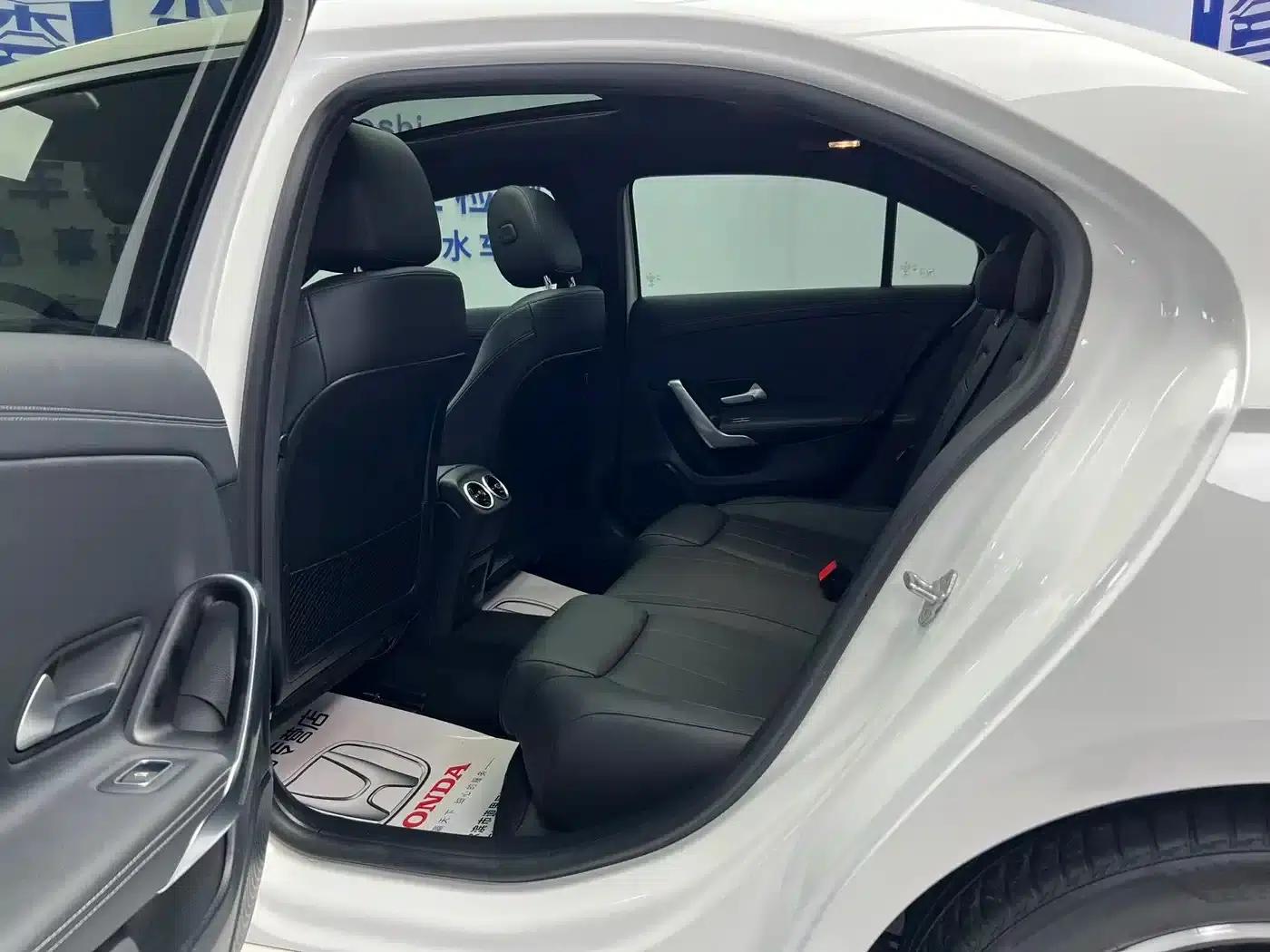 2022 Mercedes-Benz A-Class A 180 L Sport Sedan — миниатюра 8